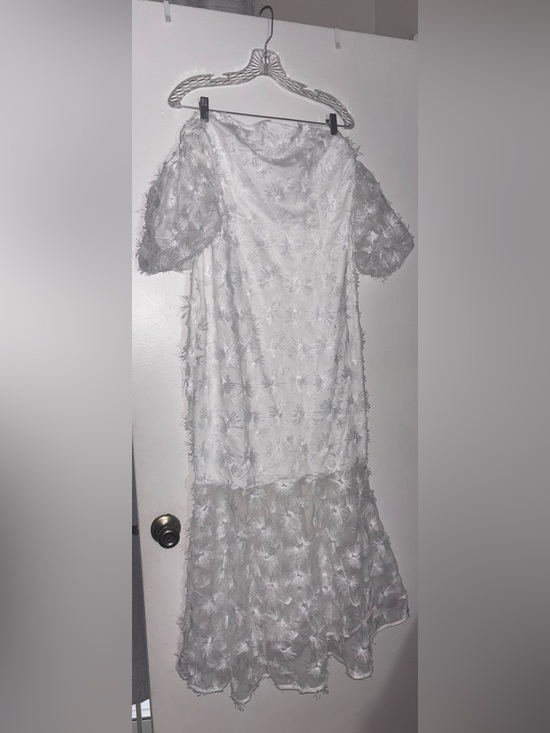 Dresses & Skirts - White Textured Floral Shift Dress